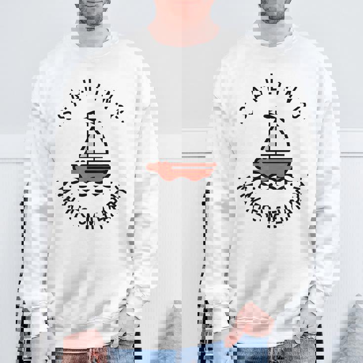 Sailing Makes Me Happy レッド ヨット スウェットシャツ 高齢者への贈り物