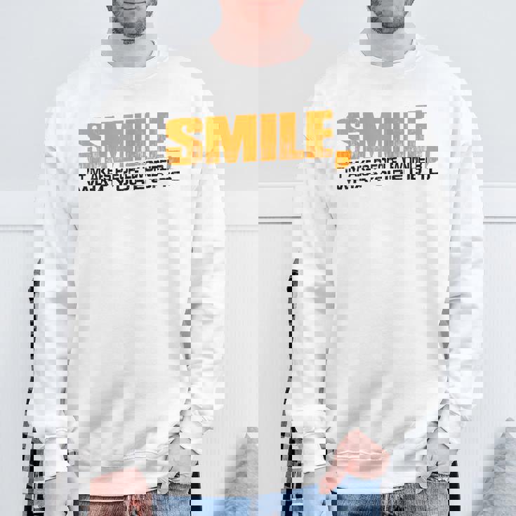 Smile It Makes People Wonder What You're Up To スウェットシャツ 高齢者への贈り物