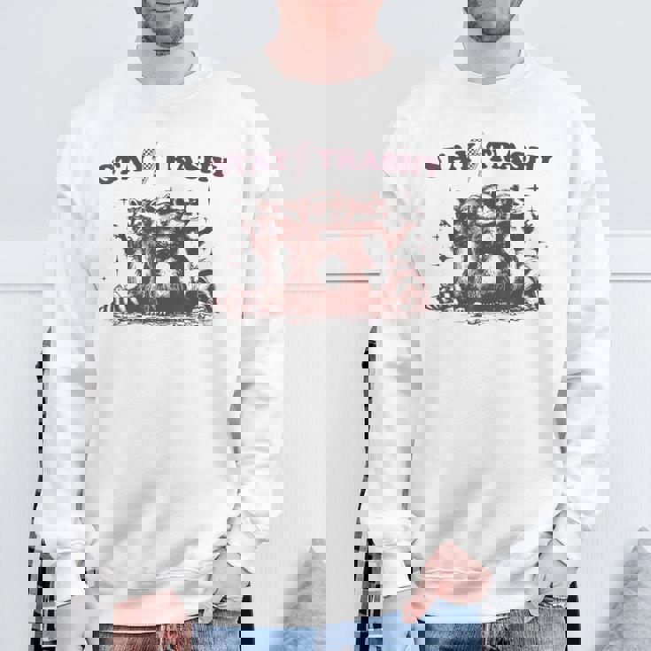 Stay Trashy Raccoon Opossum スウェットシャツ 高齢者への贈り物