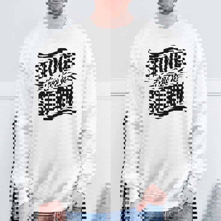 Stronger Than Thetorm Motivational Inspirational Positive スウェットシャツ 高齢者への贈り物