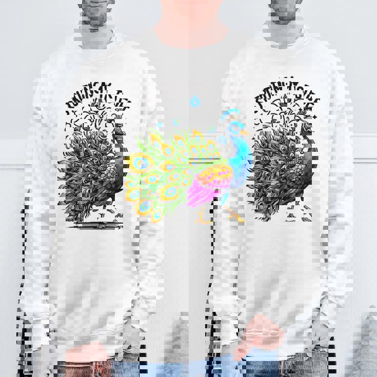 Strutting Mytuff カラフル 孔雀好き スウェットシャツ 高齢者への贈り物