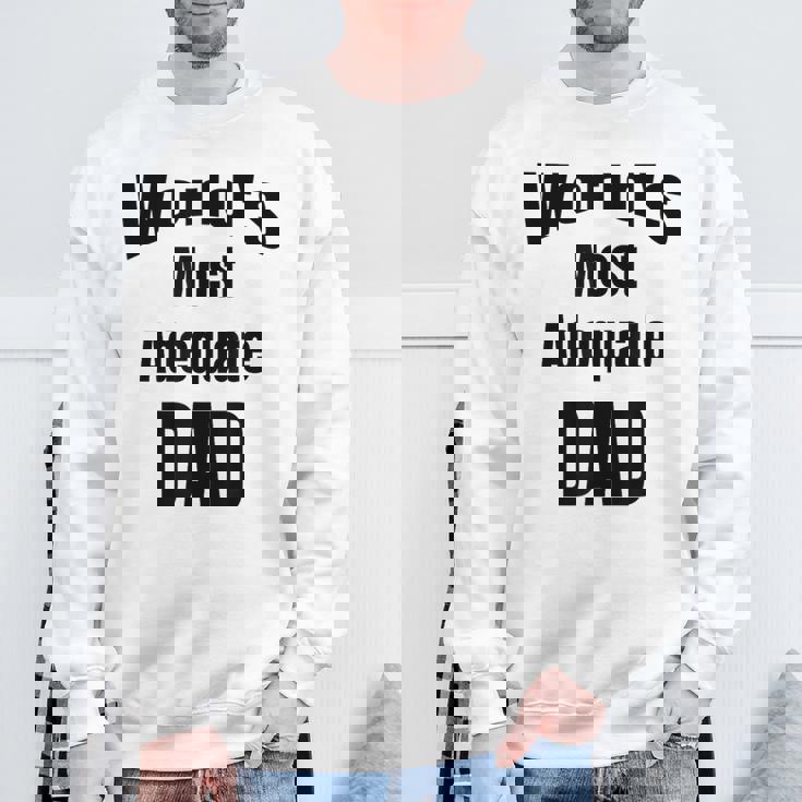 World's Most Adequate Dad はポップへの面白いギフトになります。 スウェットシャツ 高齢者への贈り物