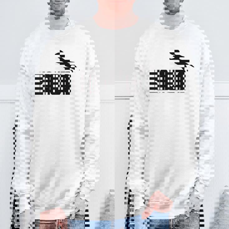 【バックプリント・背中側】Kawa カーワ《ブラック 黒》コツメカワウソ スポーツ ブランド パロディ 面白い かわいい スウェットシャツ 高齢者への贈り物