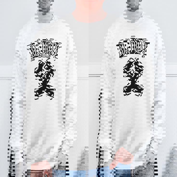 【バックプリント・背中側】お父さん Daddy 父親 パパ《チームユニフォーム風》父の日 面白い 長袖tシャツ スウェットシャツ 高齢者への贈り物