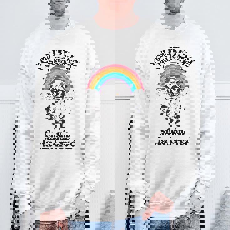 あなたの小さな皮肉な太陽の光はアライグマに到着しました スウェットシャツ 高齢者への贈り物