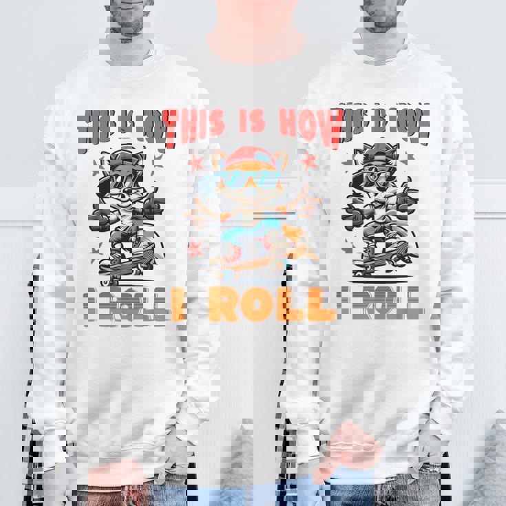 これが私がクールなフォックススケートをスケートボードで転がす方法です スウェットシャツ 高齢者への贈り物