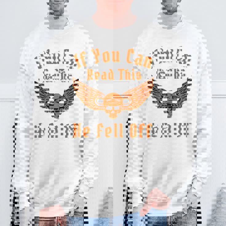 これを読めば、彼はバイカー向けのダークユーモアサインから落ちた スウェットシャツ 高齢者への贈り物