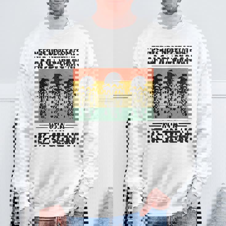 アイスクリームを持った老婆を決して過小評価しない スウェットシャツ 高齢者への贈り物