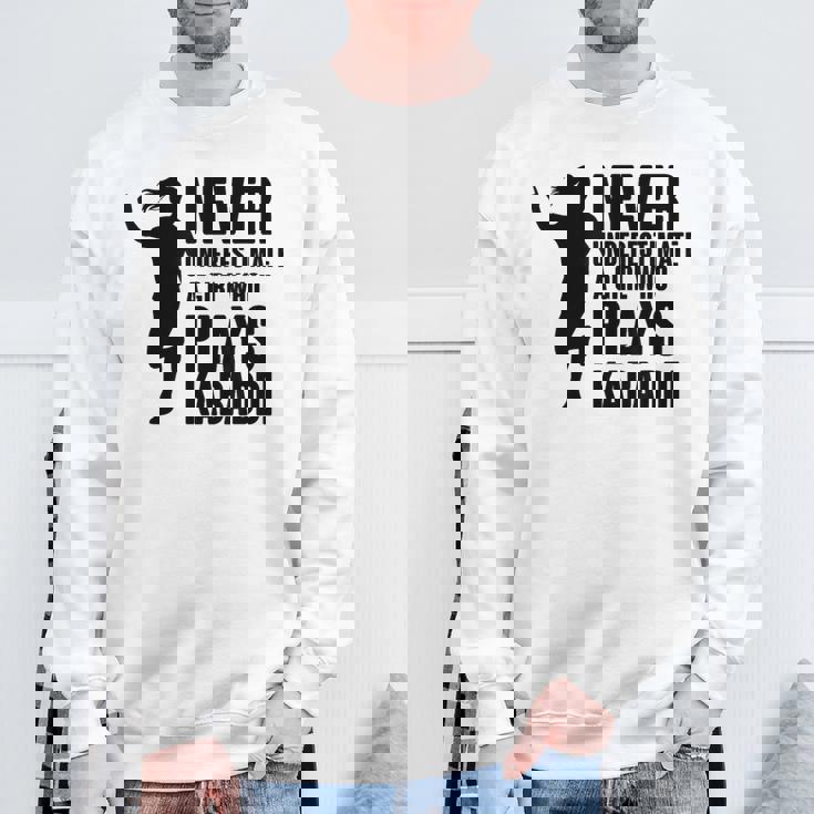 カヴァディを演じる少女を決して過小評価しない スウェットシャツ 高齢者への贈り物