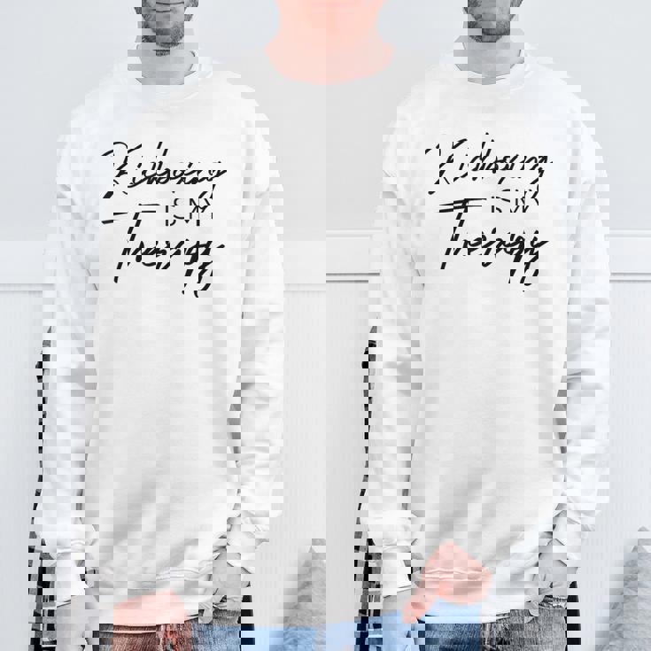 キックボクシングは私のセラピー スウェットシャツ 高齢者への贈り物