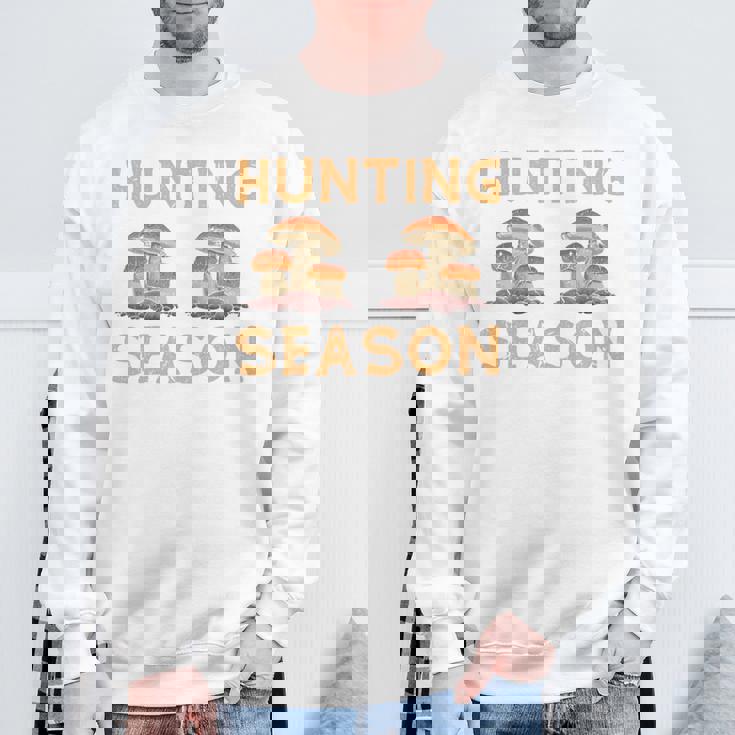 キノコ狩りの季節 長袖tシャツ スウェットシャツ 高齢者への贈り物