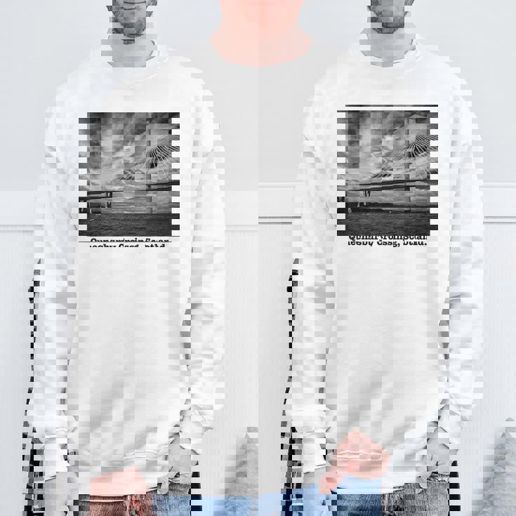 クイーンズベリークロッシング スコットランド 写真 風景 B&W ライト スウェットシャツ 高齢者への贈り物