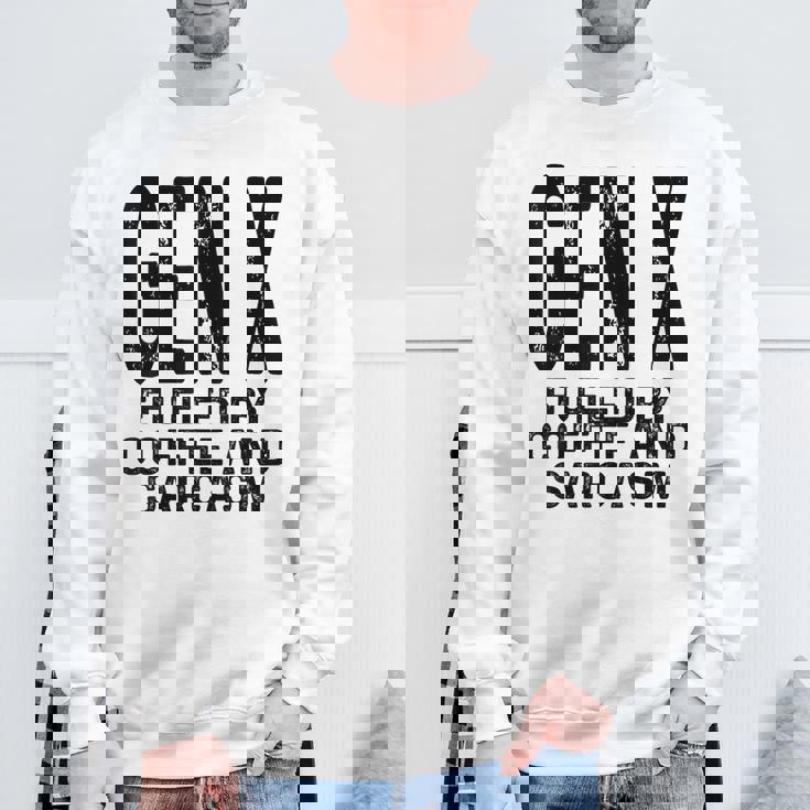 コーヒーと皮肉なユーモアに刺激された面白いジェネレーションx Gen X スウェットシャツ 高齢者への贈り物