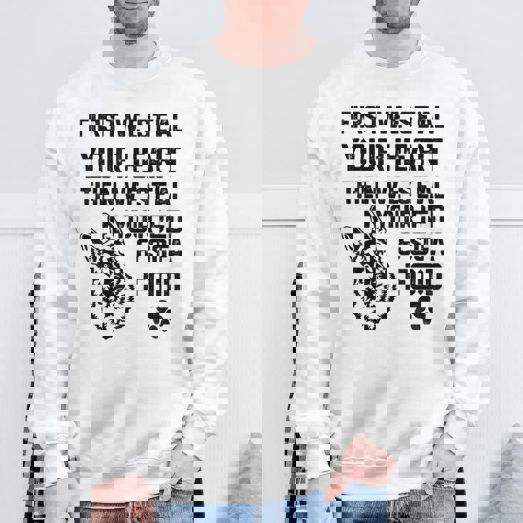 ジャーマン・シェパードはあなたの心を盗みますあなたのベッドとソファを盗みます スウェットシャツ 高齢者への贈り物