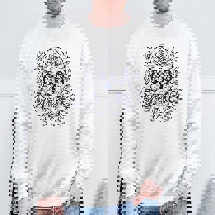 スカルと花の伝統的なタトゥースタイル スウェットシャツ 高齢者への贈り物
