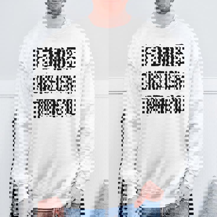 ゾンビに追われたらつまずくよおもしろいハロウィン スウェットシャツ 高齢者への贈り物