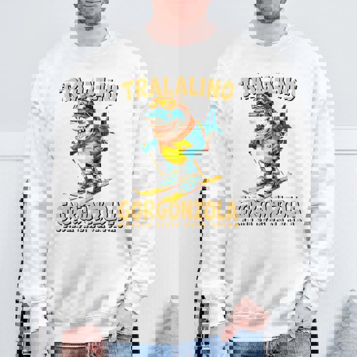 トララリーノ・ゴルゴンゾーラ – トララレロチーズミッションのスキーシャーク。 長袖tシャツ スウェットシャツ 高齢者への贈り物