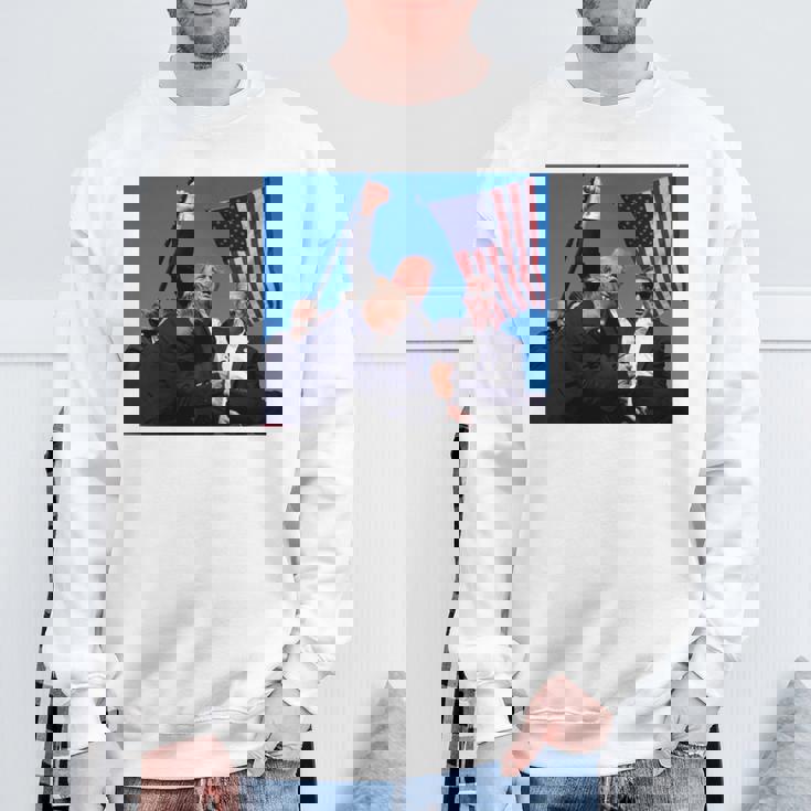 トランプ大統領のために祈り、決して降伏しない、神の祝福トランプ。 長袖tシャツ スウェットシャツ 高齢者への贈り物