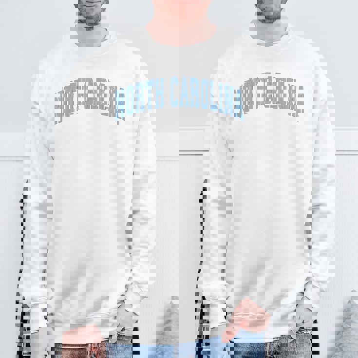 ノースカロライナ州ノースカロライナ州ヴィンテージアスレチックスポーツデザインブルースタイル スウェットシャツ 高齢者への贈り物