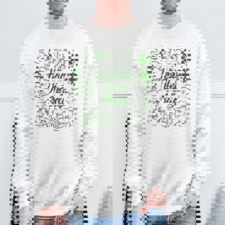 ハイキング バイブスオンリー 自然 落書き アート ミニマリスト 森林愛好家 スウェットシャツ 高齢者への贈り物