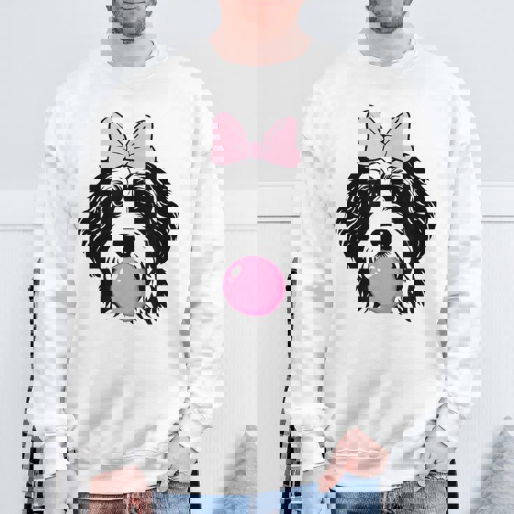 バブルガムを持つバーネドゥードル犬 スウェットシャツ 高齢者への贈り物