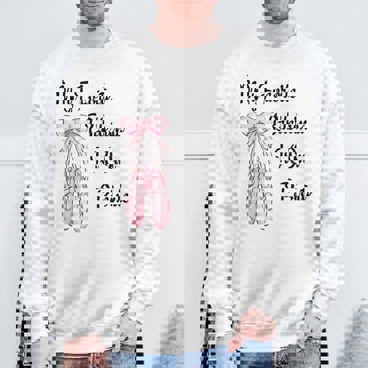 バレエバレリーナダンス My Favorite Ballerina Is On Pointe スウェットシャツ 高齢者への贈り物