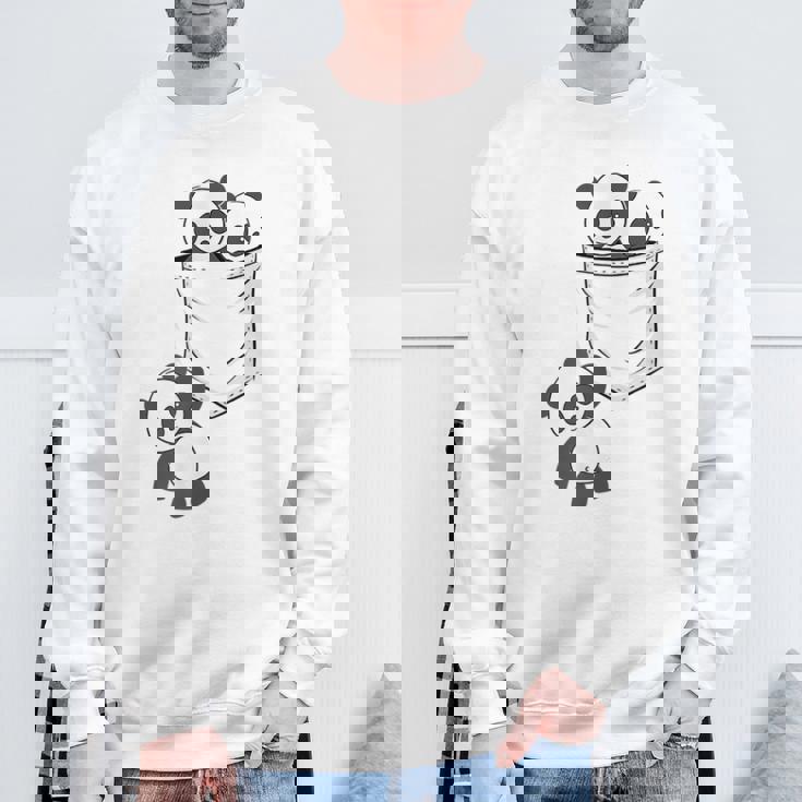 パンダ愛好家のためのポケットの中のかわいいカワイイベイビーパンダ スウェットシャツ 高齢者への贈り物