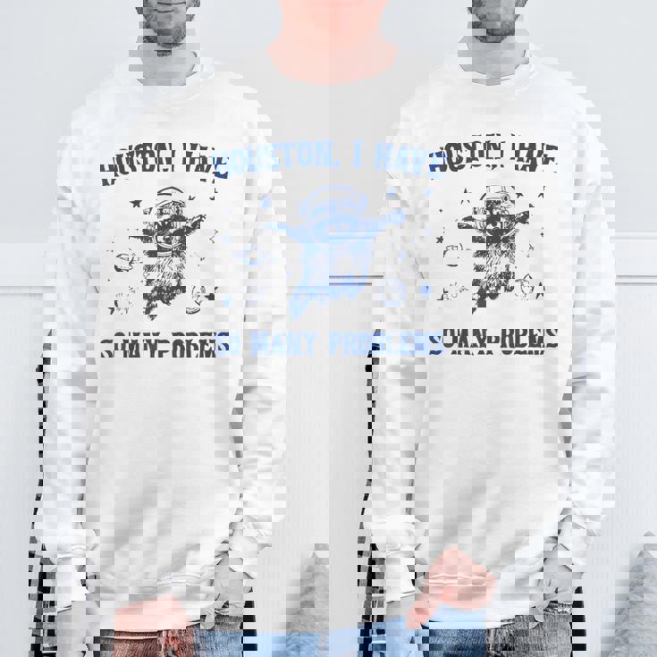 ヒューストン色んな問題を抱えてるおもしろいアライグマ スウェットシャツ 高齢者への贈り物