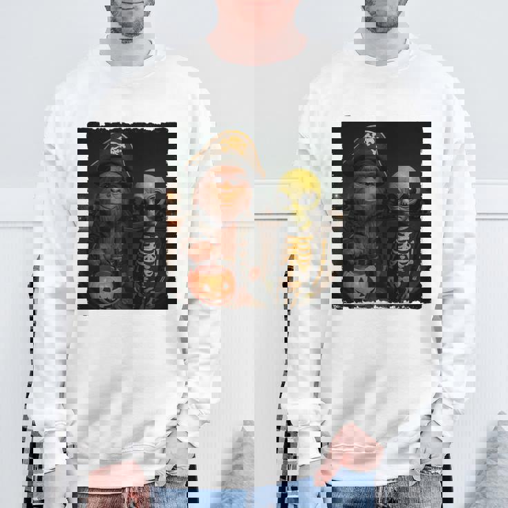 ビッグフットエイリアン 面白い ハロウィン トリック ドア カメラビュー 長袖tシャツ スウェットシャツ 高齢者への贈り物