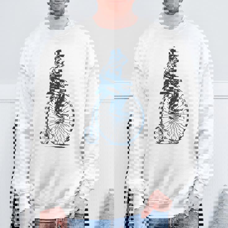 ビンテージのペニーファージング自転車に乗る粋なカエルのサイクリスト スウェットシャツ 高齢者への贈り物