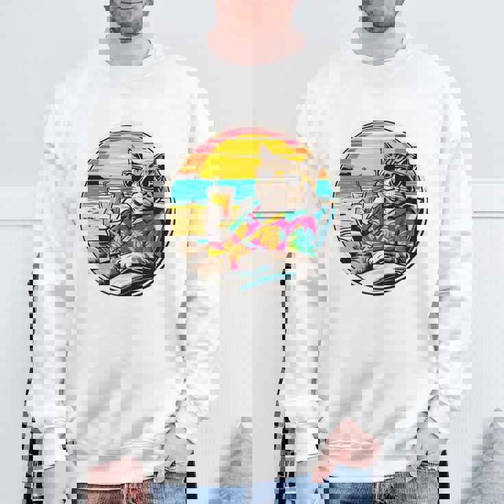 ビーチでドリンクを飲みながらリラックスできるレトロなヴィンテージクールな猫 長袖tシャツ スウェットシャツ 高齢者への贈り物