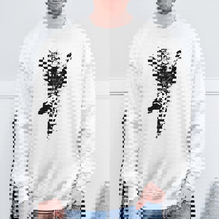 フライングvギターで遊ぶ猫 スウェットシャツ 高齢者への贈り物