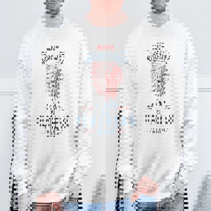 フラットヘッド ネイティブアメリカン インディアンマン Never Underestimate スウェットシャツ 高齢者への贈り物