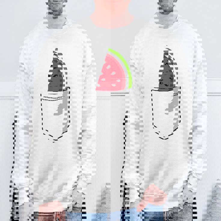 ポケットに入ったスイカのポケットプリントの面白いスイカ。 スウェットシャツ 高齢者への贈り物