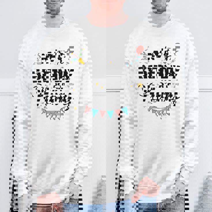 ママとしての私の1歳の誕生日パーティーイヤーを祝うママ スウェットシャツ 高齢者への贈り物