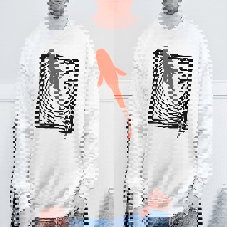 メダカ：ハンコスタンプデザインで描かれたメダカはエサを欲す。 スウェットシャツ 高齢者への贈り物