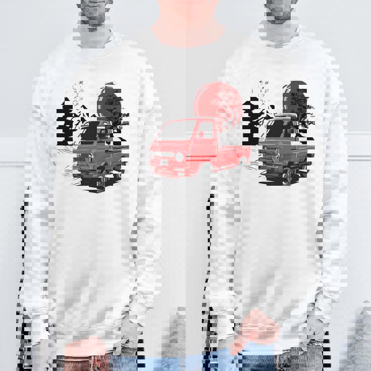 レトロな赤いミニトラックと日本の夕日。 長袖tシャツ スウェットシャツ 高齢者への贈り物