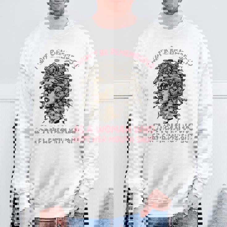 口を閉じた女として 記憶されない スウェットシャツ 高齢者への贈り物