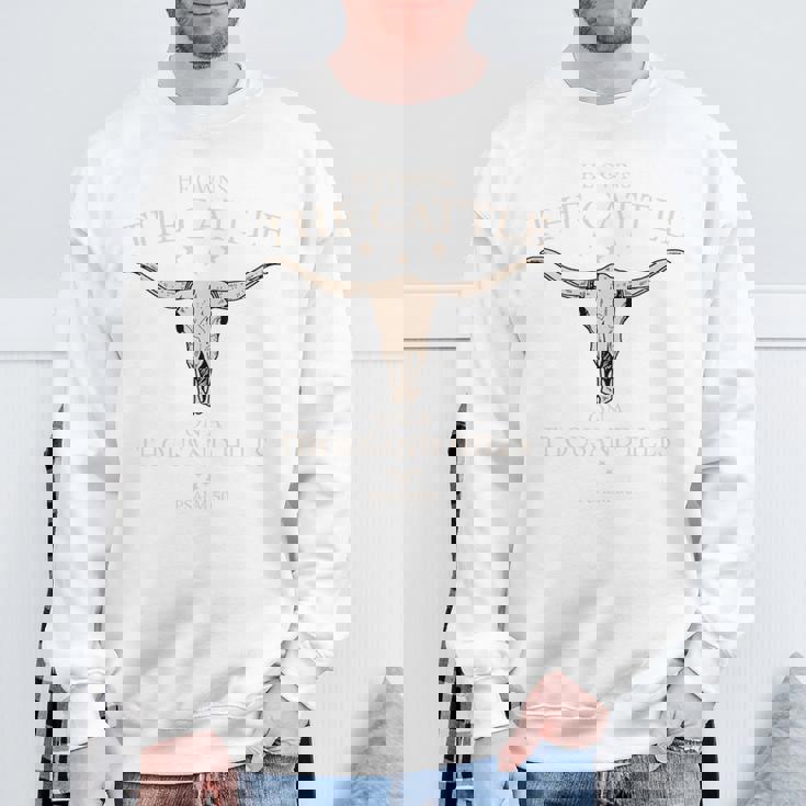 彼はザ・キャトル・オン・ア・サウザンド・ヒルズのクリスチャン・カウ・フェイス 長袖tシャツ スウェットシャツ 高齢者への贈り物