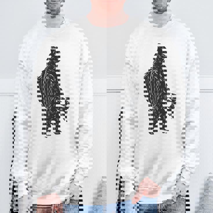 斧と盾を持った熊 中世の熊 バイキング スウェットシャツ 高齢者への贈り物