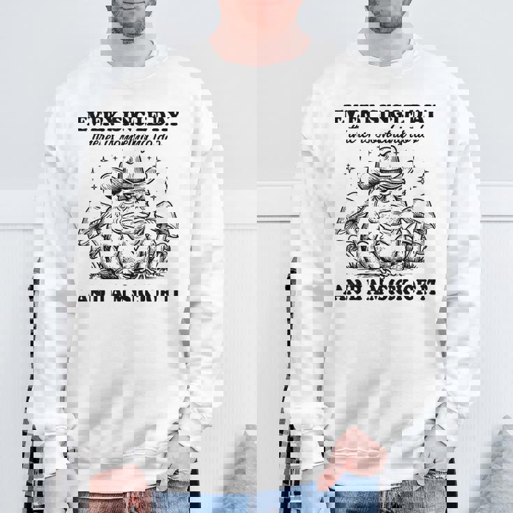 毎日、何かをすべきことがある、ウエスタンカウボーイのカエルのミーム スウェットシャツ 高齢者への贈り物