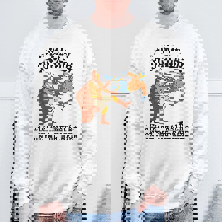 私はレスラーのようなルチャドールだけだ もっとクレイジーなルチャ・リブレ スウェットシャツ 高齢者への贈り物