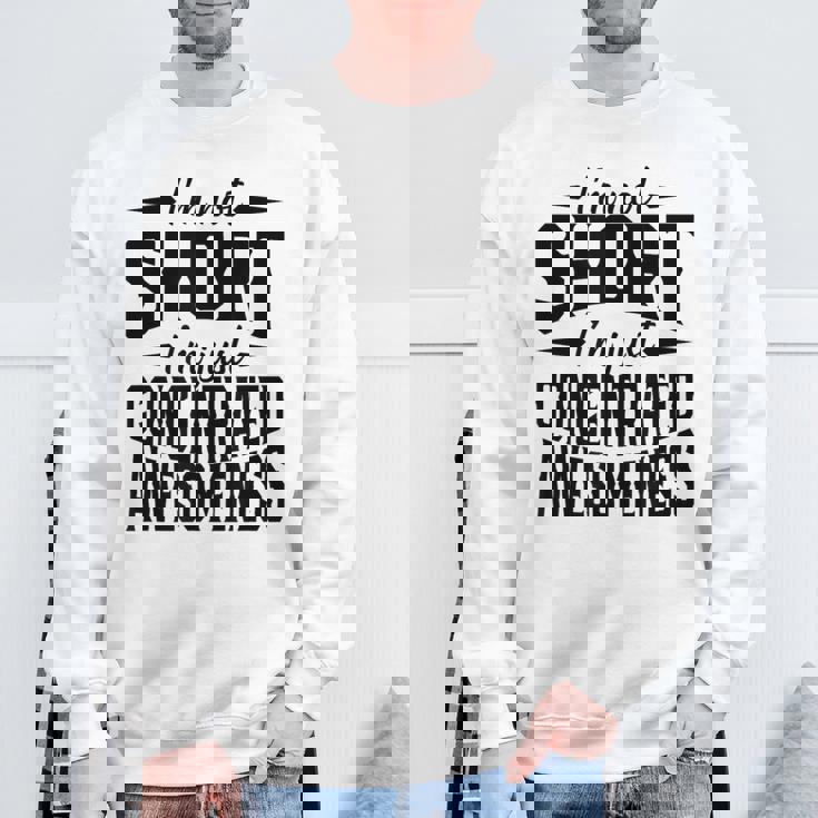 私は背が低いのではなくただ凝縮しているだけです素晴らしさ スウェットシャツ 高齢者への贈り物