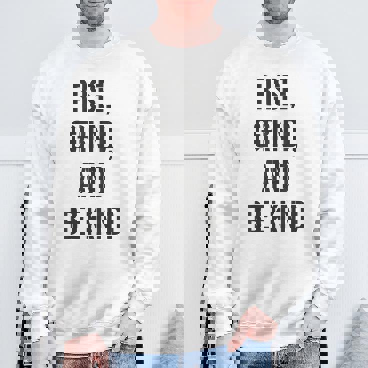 立ち上がって、頑張って、優しくして、ジム、ハッスル、成功、モチベーション スウェットシャツ 高齢者への贈り物