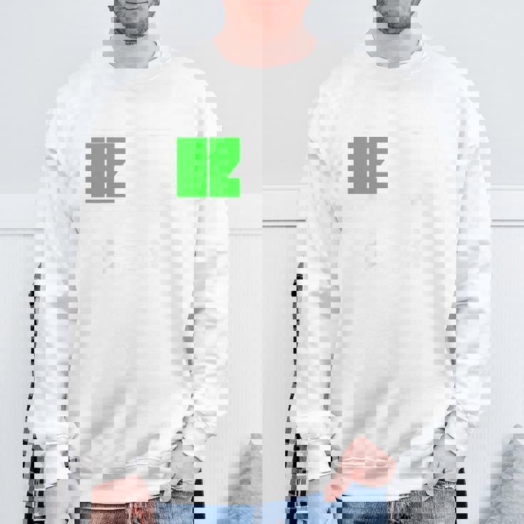 背中【充電中】電池 バッテリー おもしろ 面白い ギャグ ネタ ウケ狙い 笑える ユーモア おバカな 個性的な スウェットシャツ 高齢者への贈り物