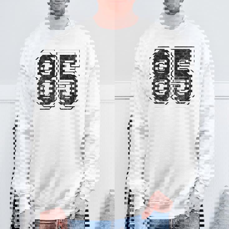 背中に85番 スウェットシャツ 高齢者への贈り物