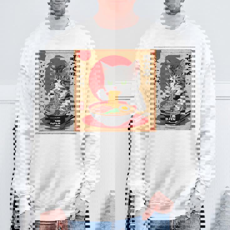 背中にラーメンを食べる緑色の目を持つ日本猫のデザイン。 スウェットシャツ 高齢者への贈り物