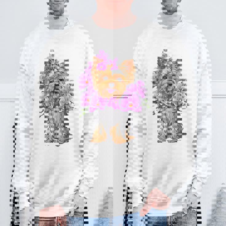 花を持つヨークシャー テリア 長袖tシャツ スウェットシャツ 高齢者への贈り物