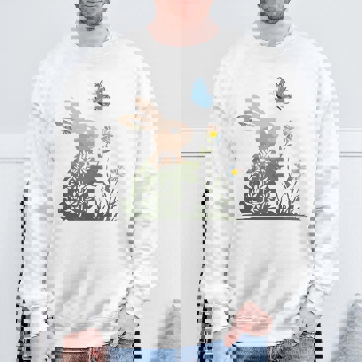 蝶のイースターとデイジーを保持している甘いウサギのウサギ 長袖tシャツ スウェットシャツ 高齢者への贈り物