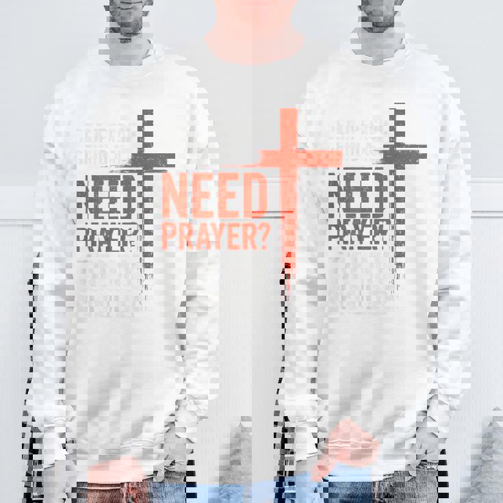 親愛なる私の後ろにいる人は祈りが必要だ、私の肩をたたいて信仰を スウェットシャツ 高齢者への贈り物